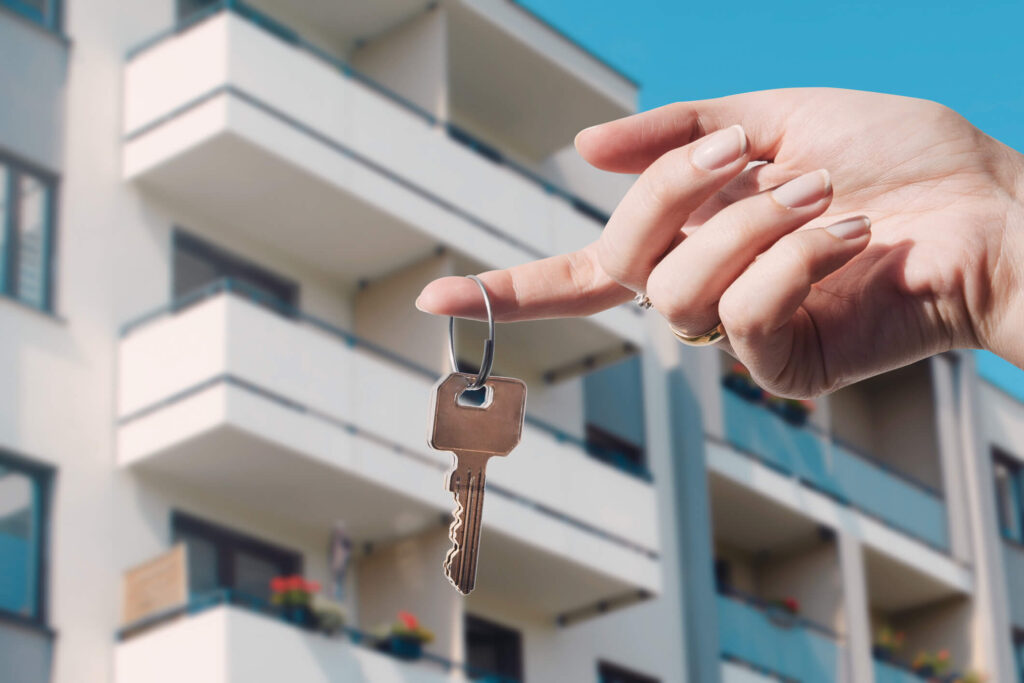 Fort Walton Beach, Florida tenant holds key to rental property outside of apartment building